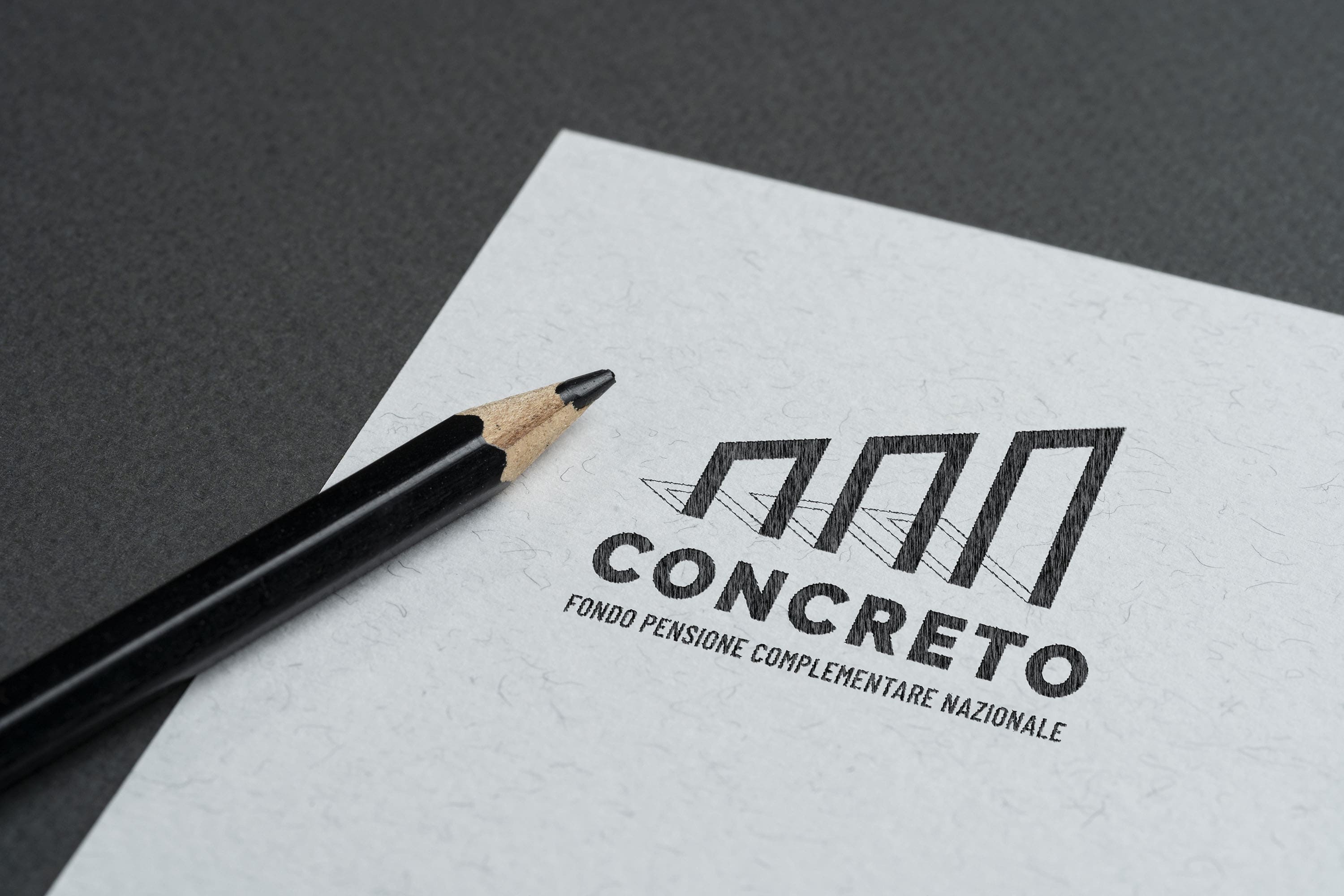 logo monocromatico fondo concreto